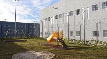 Las instalaciones incluyen juegos para que puedan jugar los hijos de las mujeres encarceladas. Gentileza: prensa Gobierno de Santa Fe.
