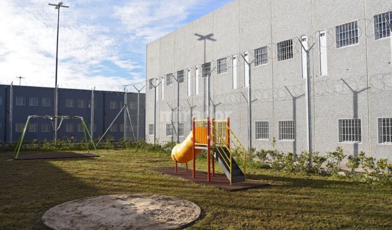 Las instalaciones incluyen juegos para que puedan jugar los hijos de las mujeres encarceladas. Gentileza: prensa Gobierno de Santa Fe.
