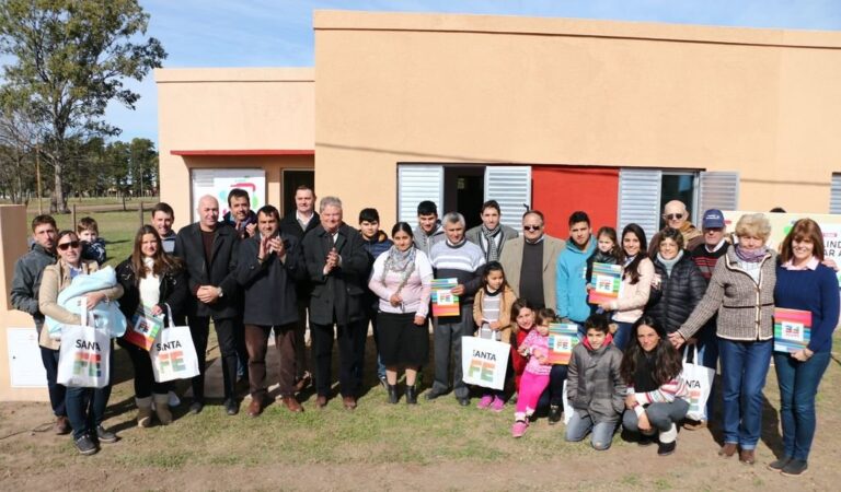 El vicegobernador estuvo presente en la entrega de las casas. Gentileza: prensa Gobierno de Santa Fe.