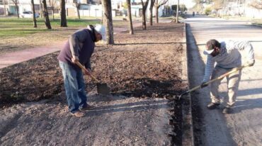 Cuadrillas de espacios públicos en plaza San Vicente. Gentileza: prensa Municipio de Venado Tuerto.