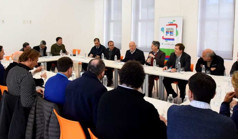 En la reunión se analizaron los cambios a implementar para reglamentar camiones con mayores cargas. Gentileza: prensa Gobierno de Santa Fe.