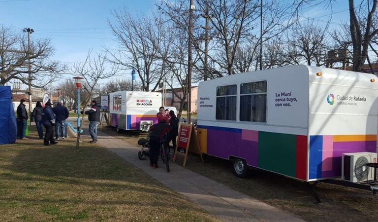 El dispositivo móvil permite realizar diversos trámites y servicios. Gentileza: prensa Municipalidad de Rafaela.