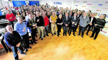 Un alto en el trabajo cotidiano. Autoridades y todo el personal del diario