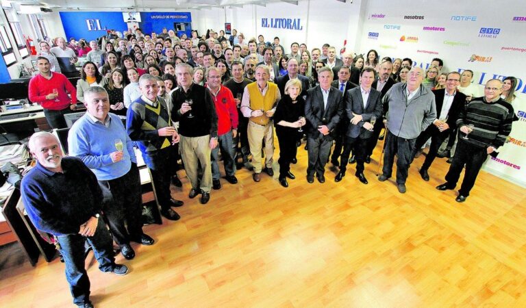 Un alto en el trabajo cotidiano. Autoridades y todo el personal del diario