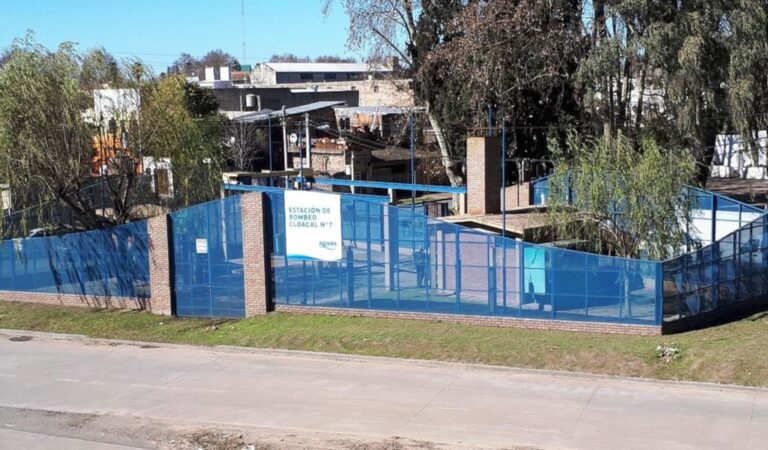 El convenio firmado con John Deere permitió reemplazar dos equipos de bombeo de la estación elevadora cloacal 7. Gentileza: prensa Gobierno de Santa Fe.