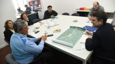 El chileno Claudio Orrego (derecha) estuvo con directivos del ECOM. Gentileza: prensa ECOM.