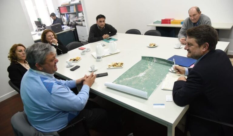 El chileno Claudio Orrego (derecha) estuvo con directivos del ECOM. Gentileza: prensa ECOM.