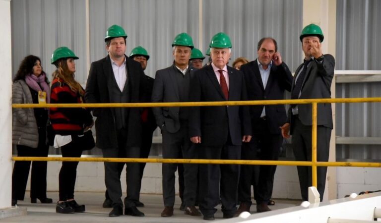 El gobernador Lifschitz visitó la fábrica ubicada en Fray Luis Beltrán. Gentileza: prensa Gobierno de Santa Fe.