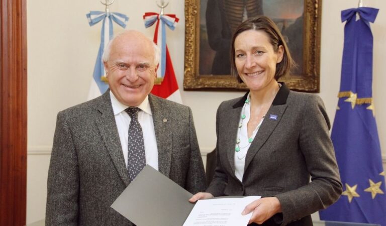 El gobernador recibió a la diplomática francesa Aude Maio-Coliche. Gentileza: prensa Gobierno de Santa Fe.