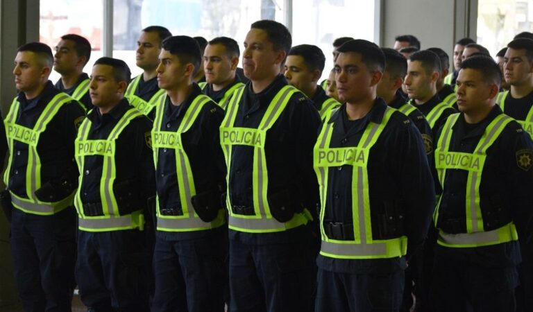 Los policías que bregarán por la seguridad de los habitantes de la región. Gentileza: Transmedia VT.