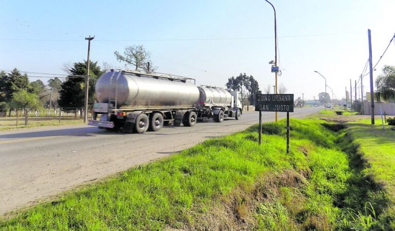 Preocupación. 'La 11 hoy está colapsada y está destruida su carpeta asfáltica'