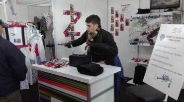 El joven emprendedor muestra el dispositivo que diseñó. El beneficio: facilita el manejo de motos durante largas distancias.