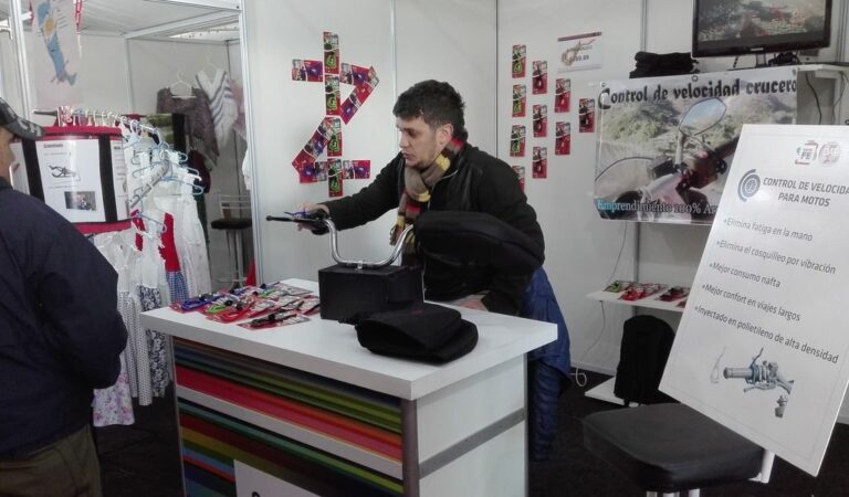 El joven emprendedor muestra el dispositivo que diseñó. El beneficio: facilita el manejo de motos durante largas distancias.