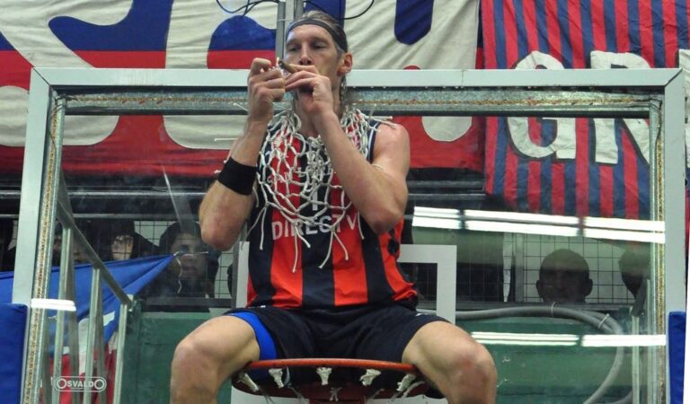 En la cima. En la temporada 2015/16 se quedó con el título de la Liga Nacional jugando para San Lorenzo