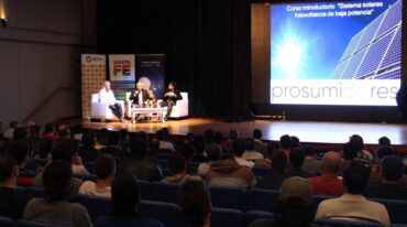 El curso está destinado a técnicos y electricistas; docentes y alumnos avanzados de carreras afines; y emprendedores vinculados a la energía solar fotovoltaica. Gentileza: prensa Gobierno de Santa Fe.