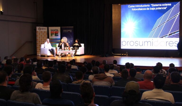 El curso está destinado a técnicos y electricistas; docentes y alumnos avanzados de carreras afines; y emprendedores vinculados a la energía solar fotovoltaica. Gentileza: prensa Gobierno de Santa Fe.