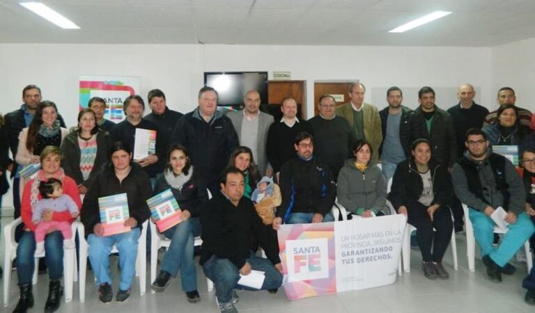 En Ceres. Allí Michlig y Crivelli hicieron entrega de recursos para la construcción de siete nuevas viviendas en lote propio. Gentileza: prensa senador Michlig.