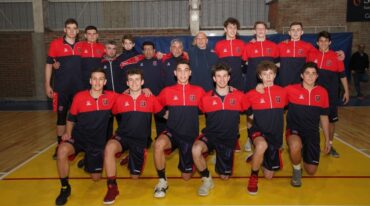 Ganadores. Equipo y cuerpo técnico de Rosario que se adjudicó el título en el Provincial U17. Manuel Fabatía.
