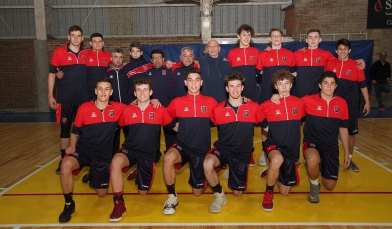 Ganadores. Equipo y cuerpo técnico de Rosario que se adjudicó el título en el Provincial U17. Manuel Fabatía.