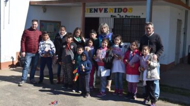 Autoridades locales junto al senador Lisandro Enrico coincidieron en realizar gestiones para que la escuela pueda poner en marcha varios proyectos de interés para la comunidad educativa. Gentileza: Transmedia VT.