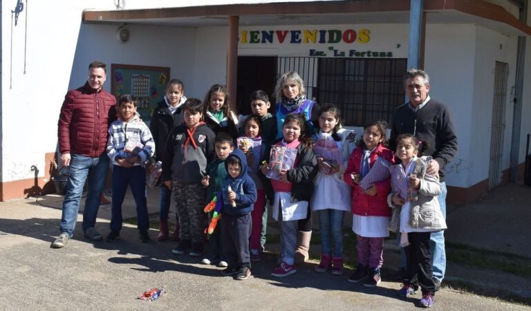 Autoridades locales junto al senador Lisandro Enrico coincidieron en realizar gestiones para que la escuela pueda poner en marcha varios proyectos de interés para la comunidad educativa. Gentileza: Transmedia VT.