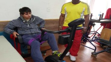 En plena rehabilitación. Bruno Escobar se ejercita en la bicicleta que le fabricaron los estudiantes. Junto a él