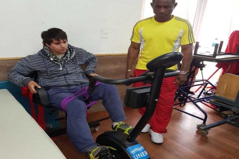 En plena rehabilitación. Bruno Escobar se ejercita en la bicicleta que le fabricaron los estudiantes. Junto a él