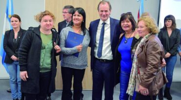 El gobernador hizo entrega de los aportes a los representantes de las bibliotecas populares entrerrianas.