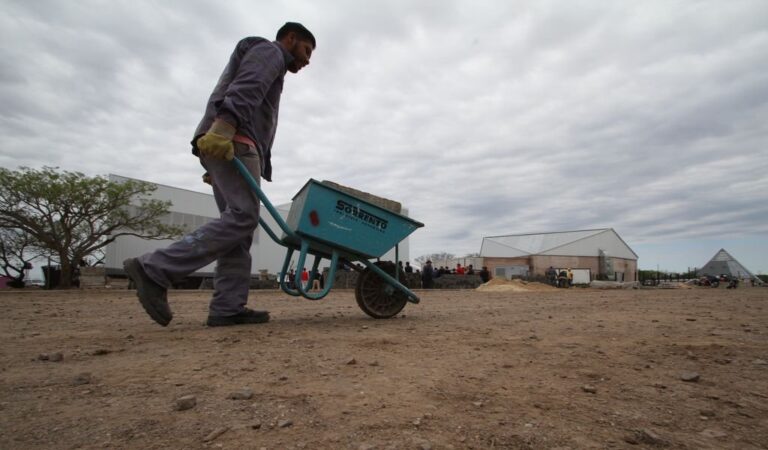 El plan económico nacional no ayuda en ningún indicador al rubro de la construcción en la provincia. 'No hay ninguna obra detenida'