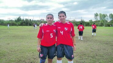 Con la camiseta de Independiente y la número 5. Marcelo Miño