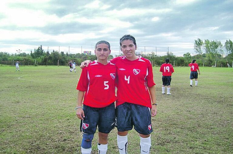Con la camiseta de Independiente y la número 5. Marcelo Miño