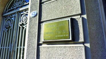 El Tribunal Oral Federal en lo Criminal de Paraná aplicó la regla 'in dubio pro reo' y absolvió a los tres acusados.