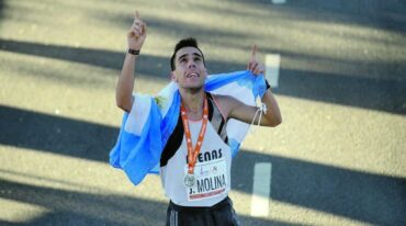 El paranaense con la bandera argentina. Espera por más triunfos y mejores condiciones económicas para seguir corriendo.