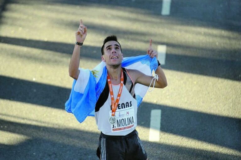 El paranaense con la bandera argentina. Espera por más triunfos y mejores condiciones económicas para seguir corriendo.
