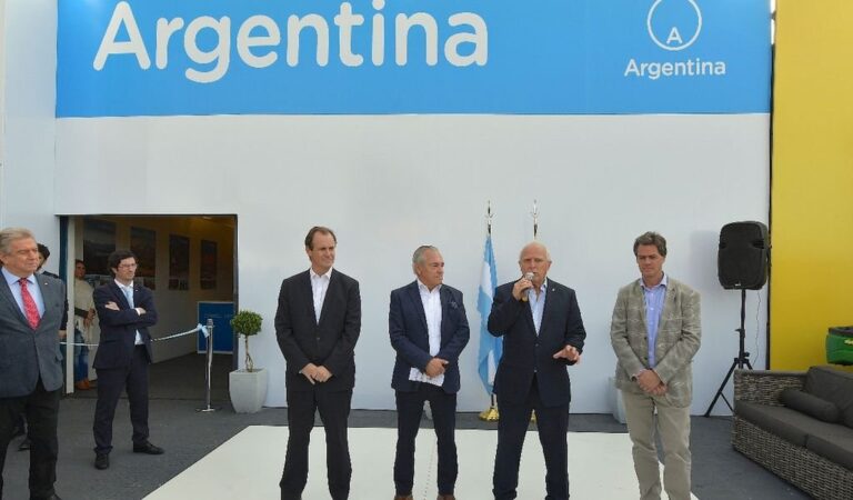 El gobernador estuvo el miércoles 5 en la exposición que se realiza en Uruguay. Gentileza: prensa Gobierno de Santa Fe.