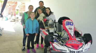 Carolina junto a sus padres y hermanas
