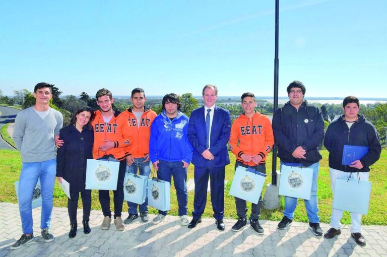 Los alumnos y la profesora fueron recibidos por el gobernador Gustavo Bordet