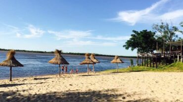 Las playas en la costa del río Paraná son uno de los atractivos de la ciudad. Municipalidad de La Paz