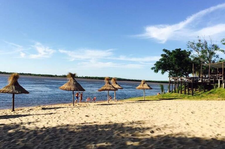 Las playas en la costa del río Paraná son uno de los atractivos de la ciudad. Municipalidad de La Paz
