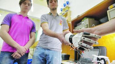 Este brazo biónico es uno de los primeros en construirse por alumnos secundarios en todo el país. Gustavo Cabral