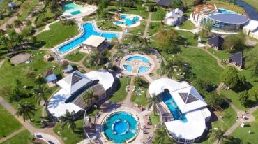 El reconocido Complejo Termas Villa Elisa que recibe a turistas todo el año.  Termas Villa Elisa