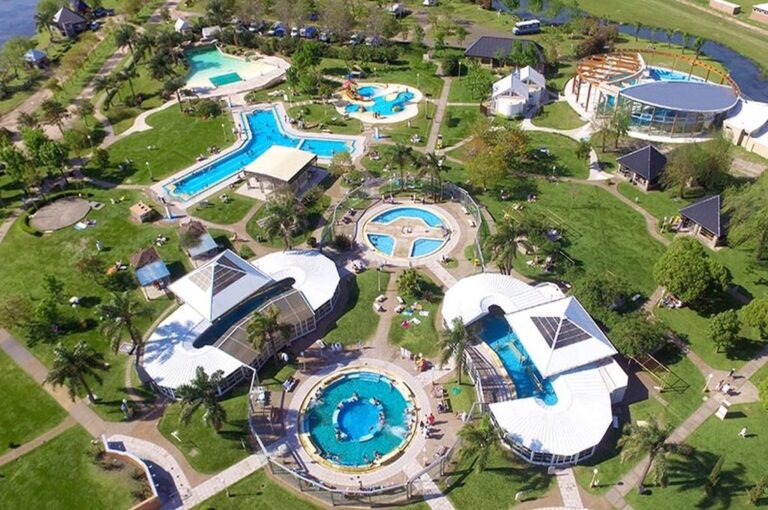 El reconocido Complejo Termas Villa Elisa que recibe a turistas todo el año.  Termas Villa Elisa
