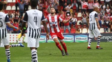 Franco Troyansky festeja su gol