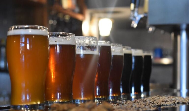 El crecimiento sostenido que mantenía la actividad de la cerveza artesanal durante 18 años -26% de acuerdo a las estadísticas de la Cámara de Cerveceros Artesanales de Argentina- quedó afectado y entró en caída libre.