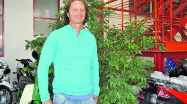Entre autos y motos de la empresa de su familia