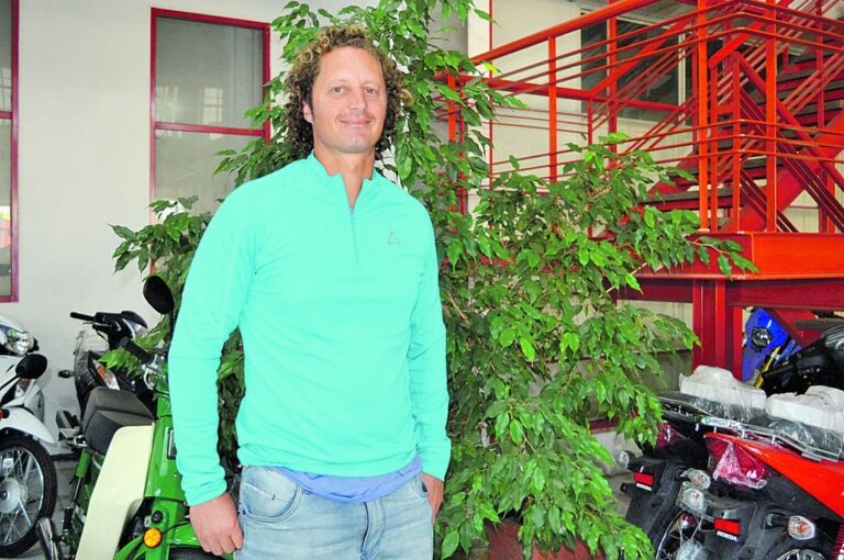 Entre autos y motos de la empresa de su familia