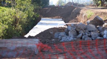Esta obra de 900 metros es clave para generar un reordenamiento hídrico regional y permitir la seguridad de los habitantes de la región. Gentileza: prensa Gobierno de Santa Fe.