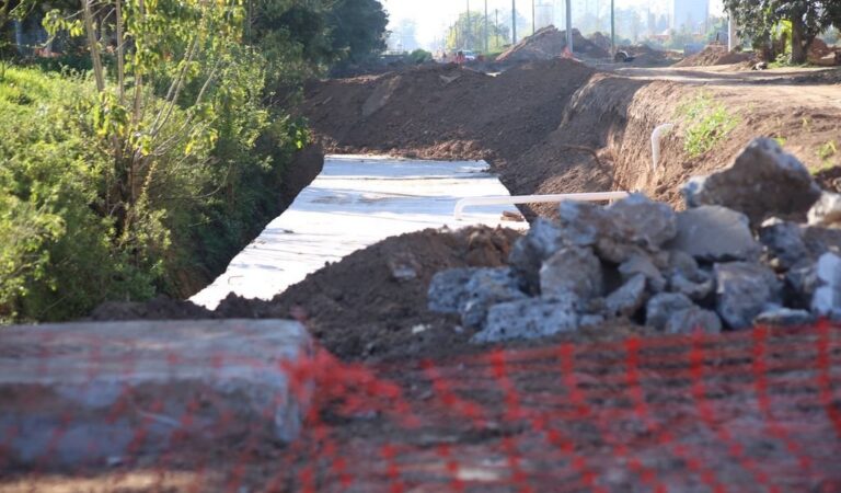 Esta obra de 900 metros es clave para generar un reordenamiento hídrico regional y permitir la seguridad de los habitantes de la región. Gentileza: prensa Gobierno de Santa Fe.