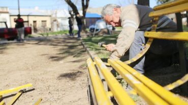 Los trabajos incluyen el reordenamiento y disposición de los bancos de la plaza. Gentileza: prensa Municipalidad de Santa Fe.