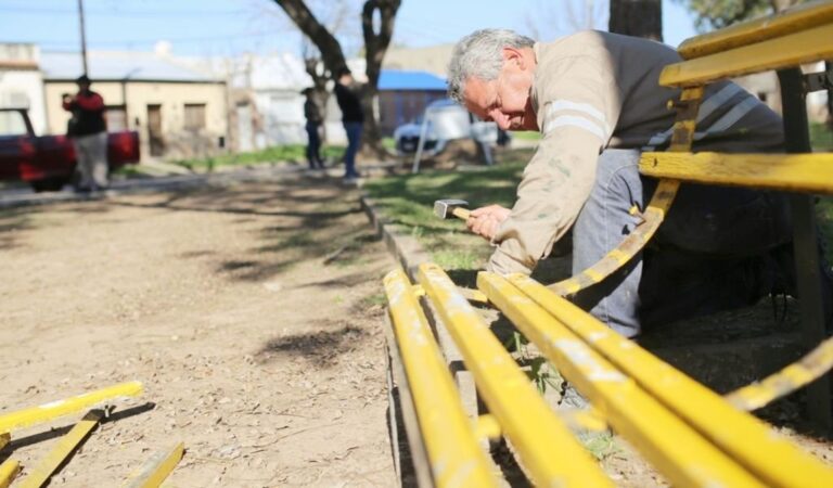 Los trabajos incluyen el reordenamiento y disposición de los bancos de la plaza. Gentileza: prensa Municipalidad de Santa Fe.
